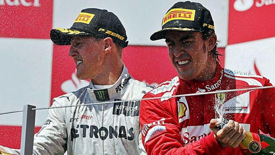 Schumacher y Alonso, en el podio de Valencia.
