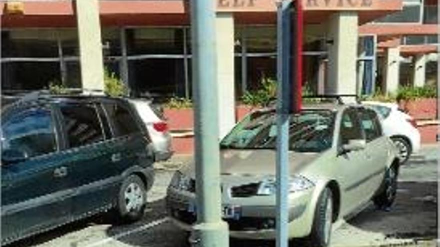 El Renault Mégane, aparcat a prop d&#039;un self-service a Figueres.