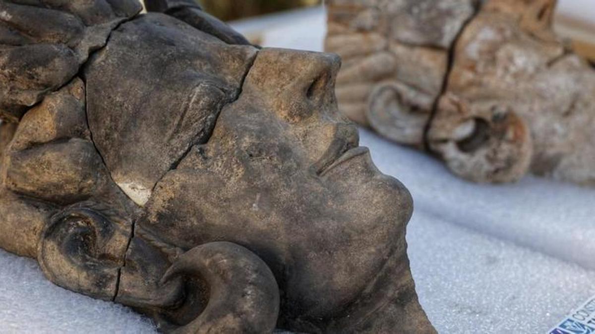 Dos de las esculturas de rostros humanos halladas en el yacimiento del Turuñuelo, en Guareña.