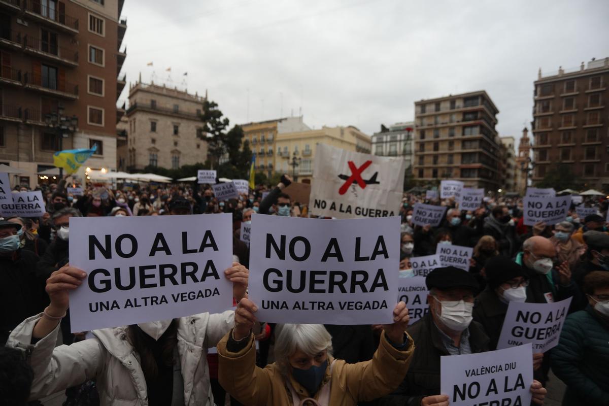 Protesta de 'No a la guerra' en la plaza de la Virgen en 2022 contra Ucrania.