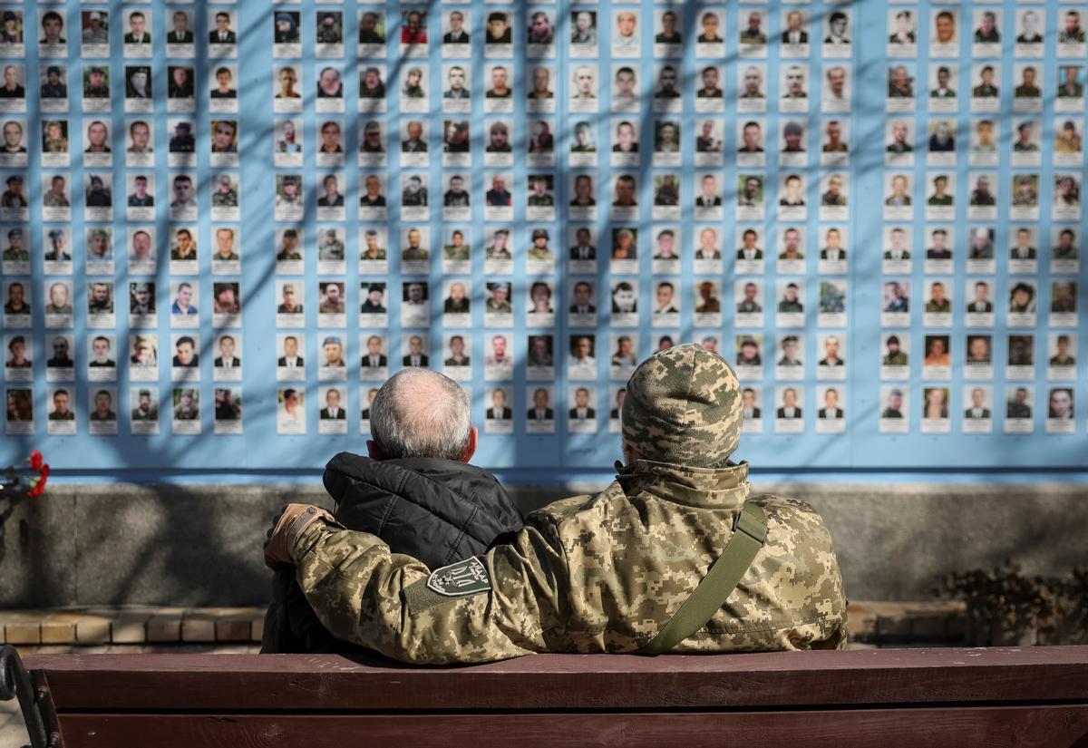 La gente visita el Muro del Recuerdo para conmemorar el Día de los Voluntarios en honor a los combatientes muertos que se unieron a las fuerzas armadas ucranianas.