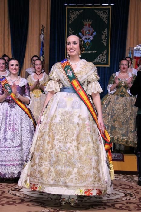 AGUAS DE MARZO - Teresa lucía un espolín "Valencia" en fondo blanco con puntillas de Allençon y manteletas antiguas en seda bordadas en cadeneta con oro.