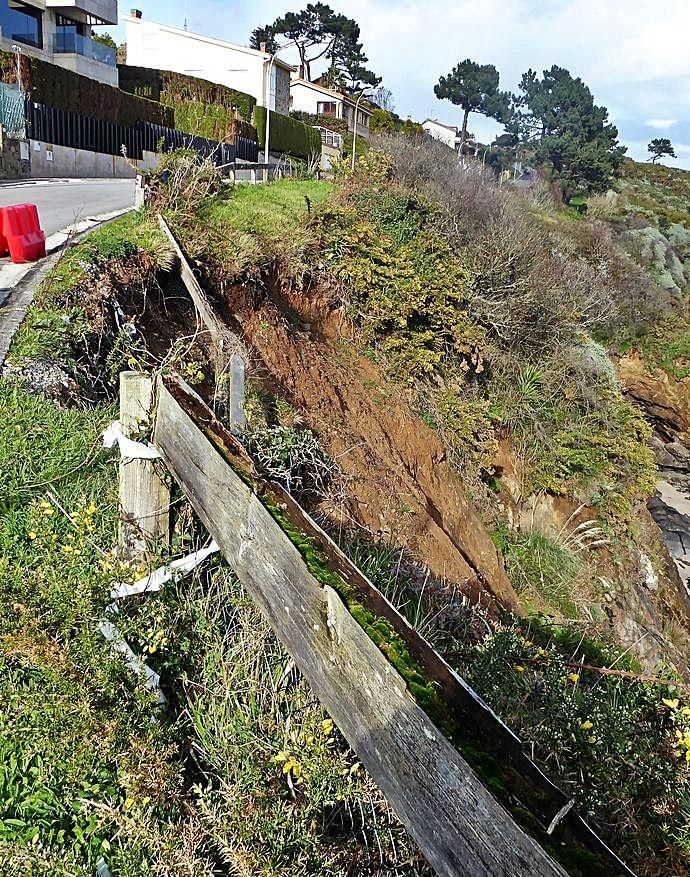 Otro hundimiento dejó la carretera al borde del acantilado.  |  // I. R