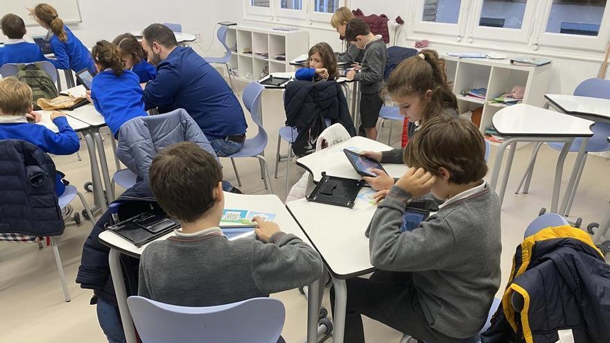 La hora del código: el alumnado del colegio Compañía de María de Zaragoza aprende a programar