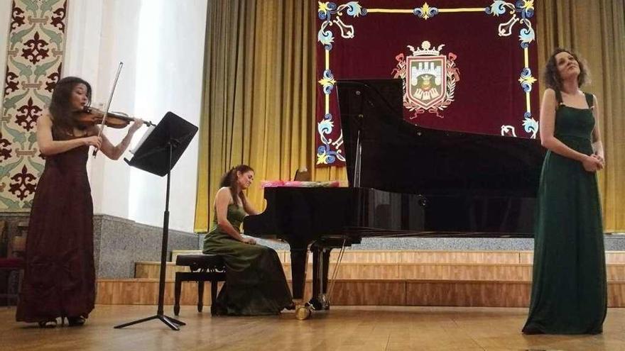 En el centro, la pianista zamorana Elisa Rapado en el concierto.