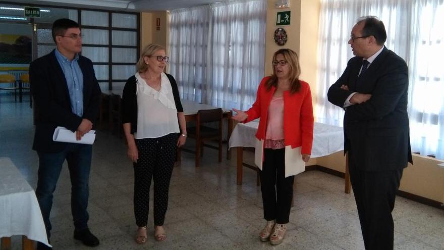 El director de la residencia, Maribel Escribano, Mayte Martín y Carlos Raúl de Pablos visitan el centro.