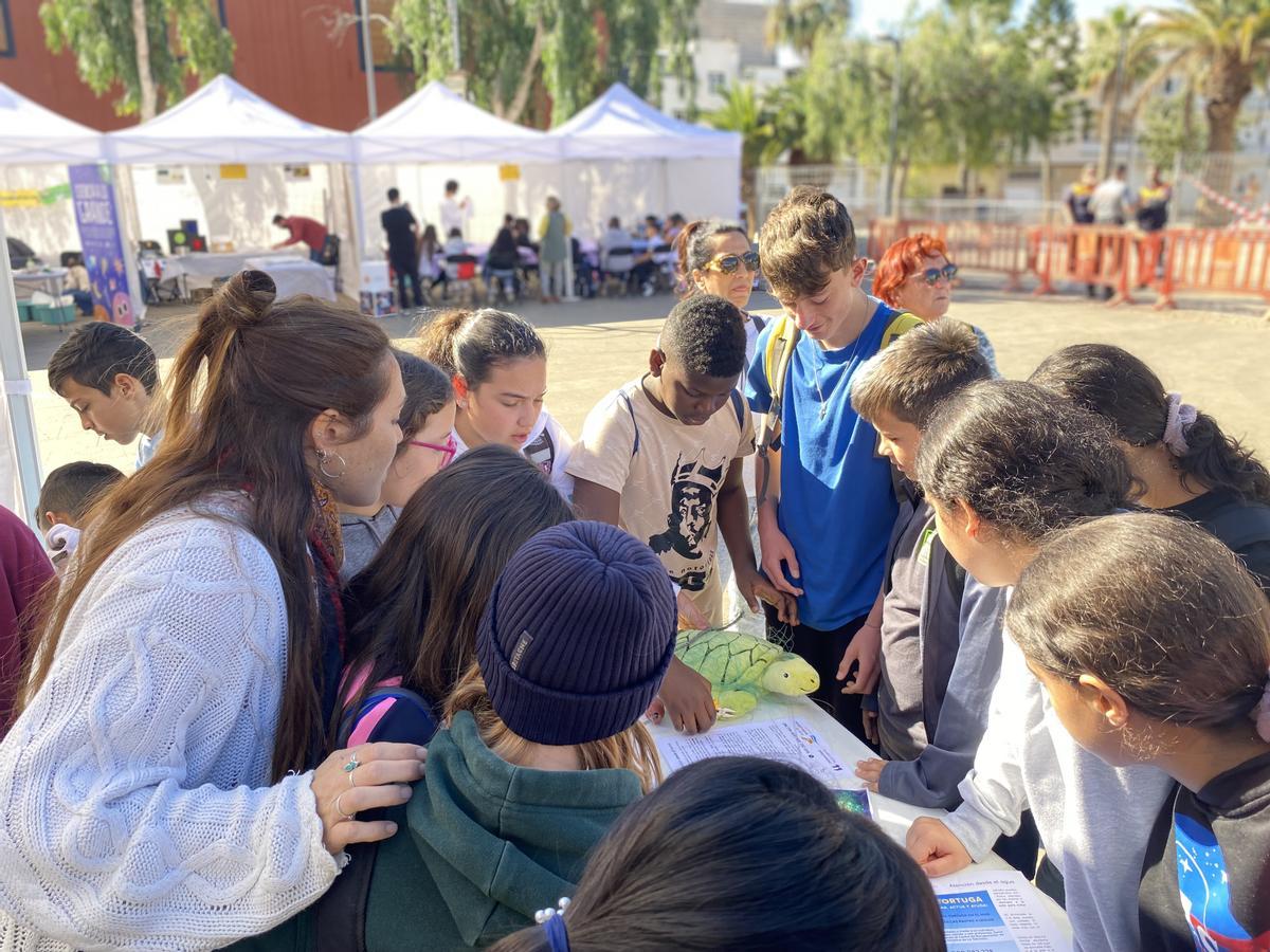 Alumnado en uno de los talleres del III Festival de la Ciencia de Arona.