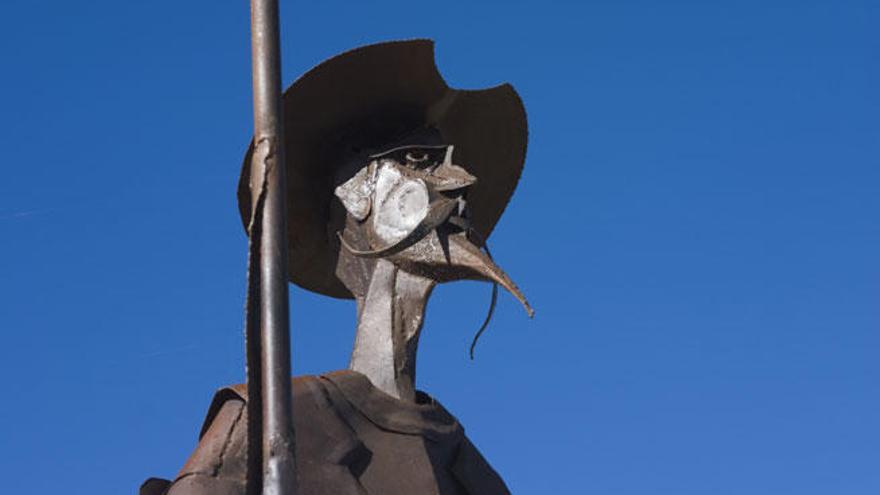 Escultura de metal de Don Quijote de la Mancha.