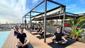 Yoga en la terraza de Kimpton Vividora, en el Gòtic