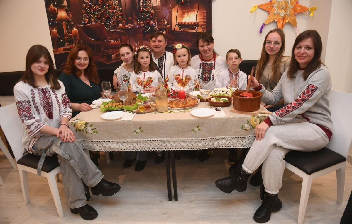 Familias ucranianas, en el bar Esperanza, regentado por Oksana Ponomarova.   | // CARLOS PARDELLAS 