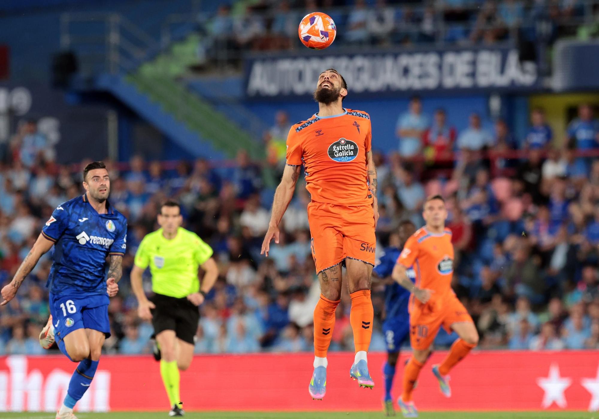 Borja Igesias cabecea el balón durante el partido Getafe - Celta en el Coliseum