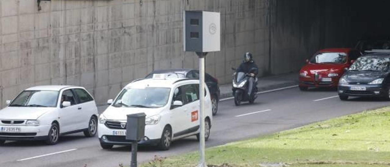 Radar de velocidad instalado en el paso inferior de la avenida del Cid.