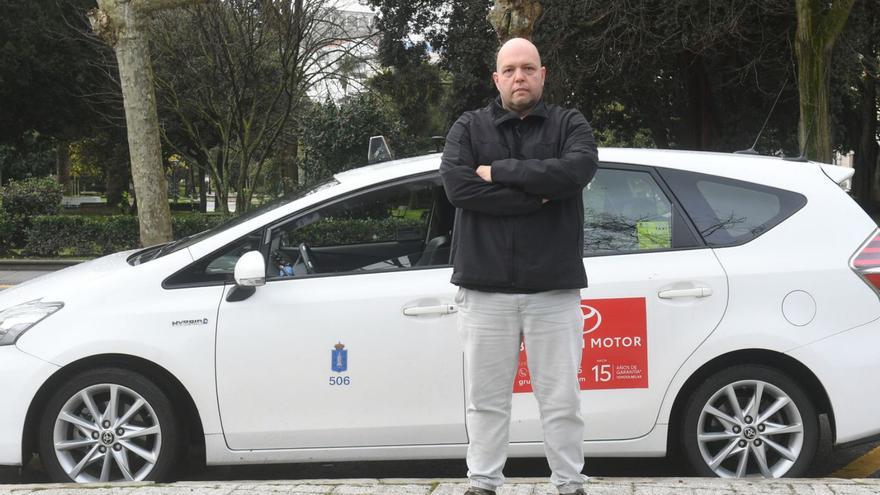 Antonio Mariño, con el taxi al que le caduca el seguro en junio sin posibilidad de renovarlo. | | IAGO LÓPEZ