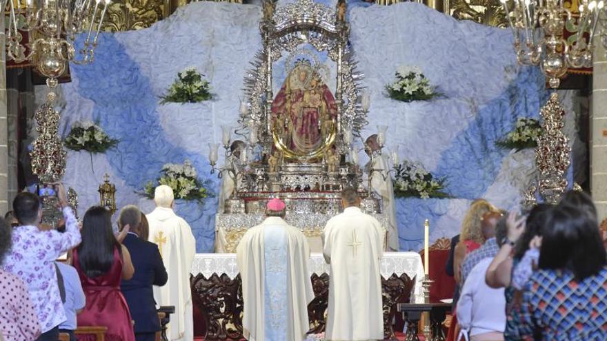 La Virgen del Pino baja del camarín