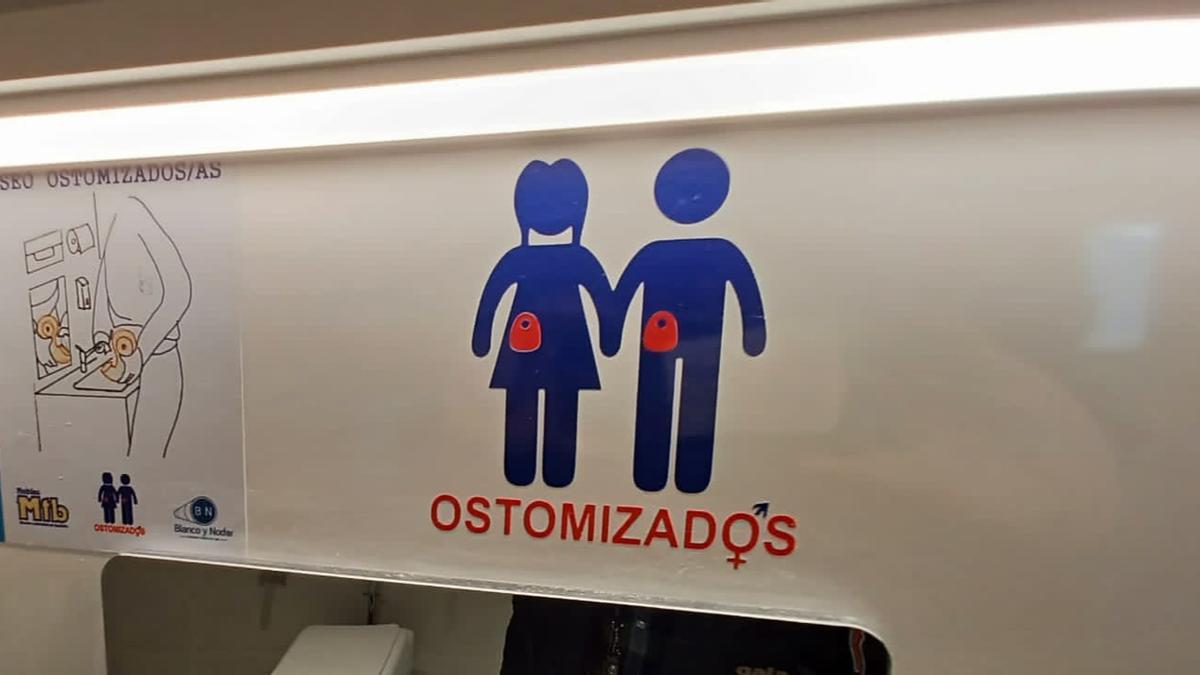 La instalación cuenta con uno de los primeros baños diseñados para personas ostomizadas.