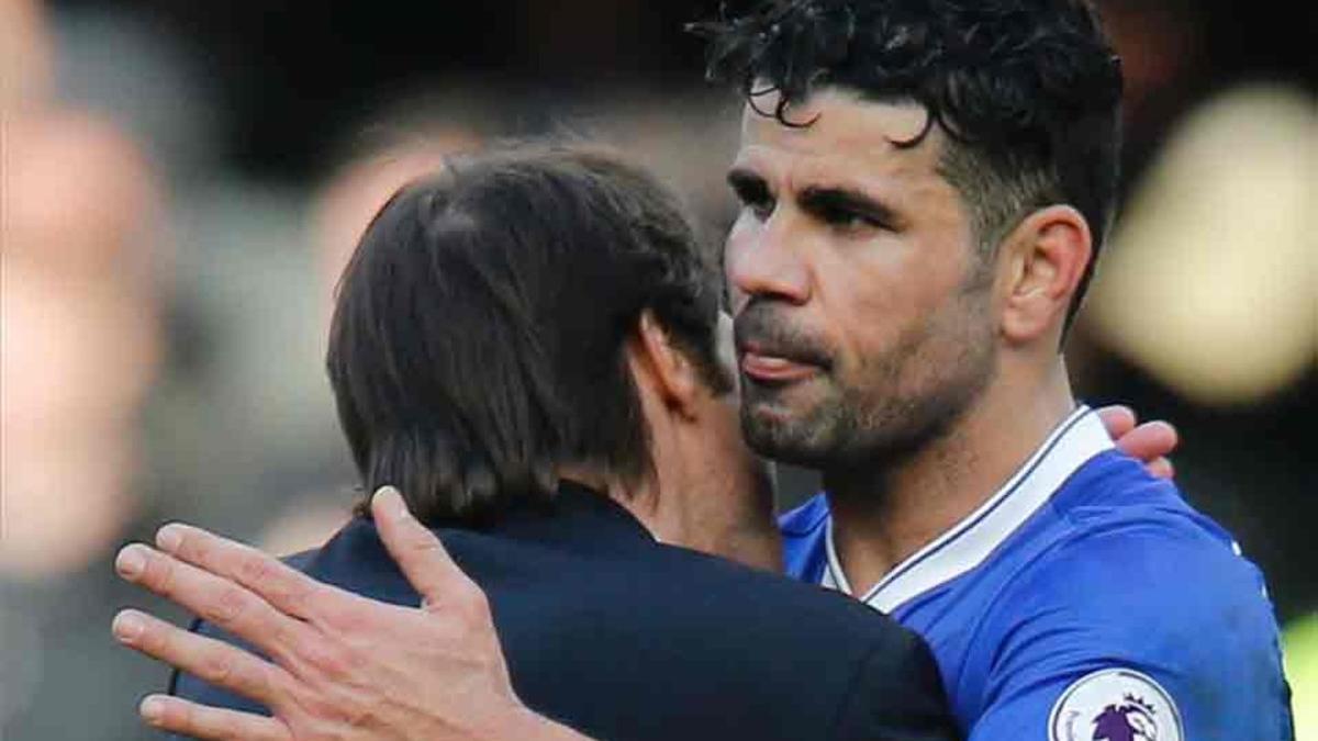 Diego Costa abraza a Antonio Conte