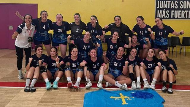 La plantilla y las entrenadoras del filial del Lobas festejan el ascenso a Plata Femenina. |