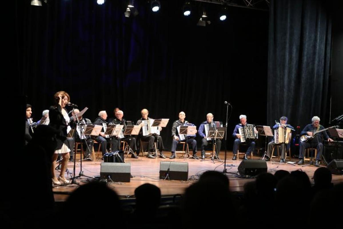 Un momento del Festival Internacional de Acordeón celebrado ayer en el Salón Teatro de Lalín.   | // BERNABÉ/BÁRBARA CUÍÑA