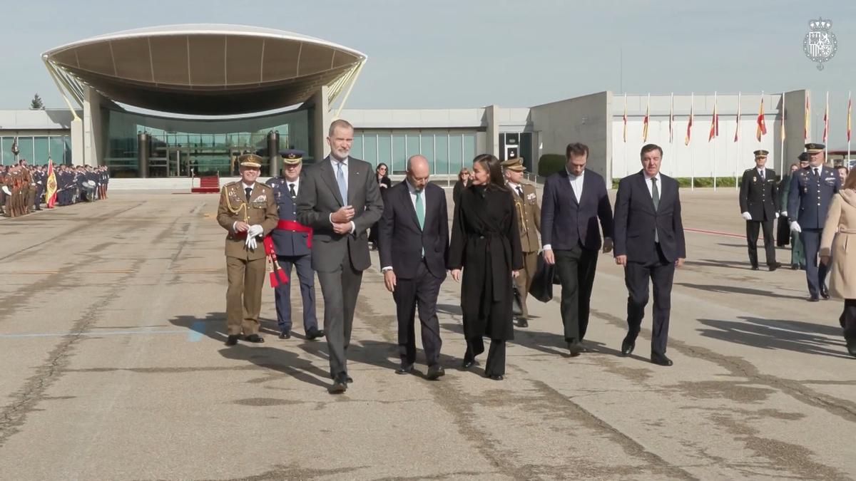 El abrigo negro de Zara con el que la reina Letizia ha arrasado en su último viaje a China