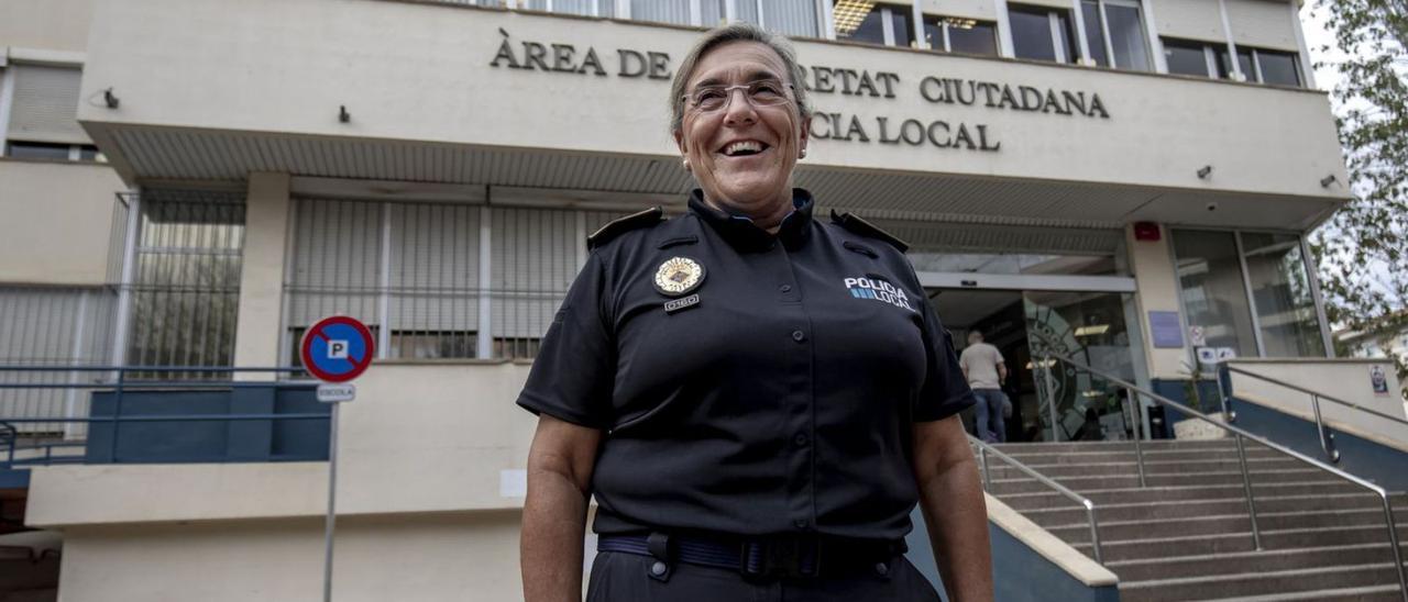 La comisaria Antonia Barceló, frente al cuartel de Sant Ferran, sede de la Policía Local de Palma. | B. RAMON