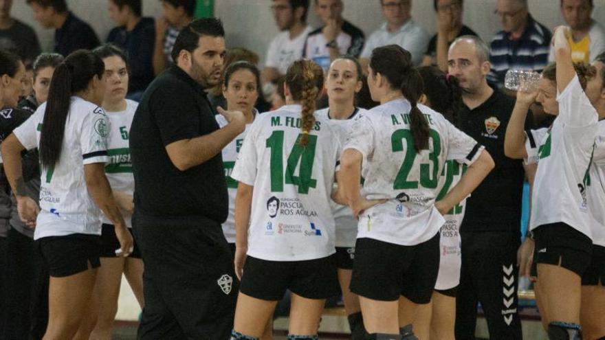 Rocamora dando instrucciones, durante un partido de Liga