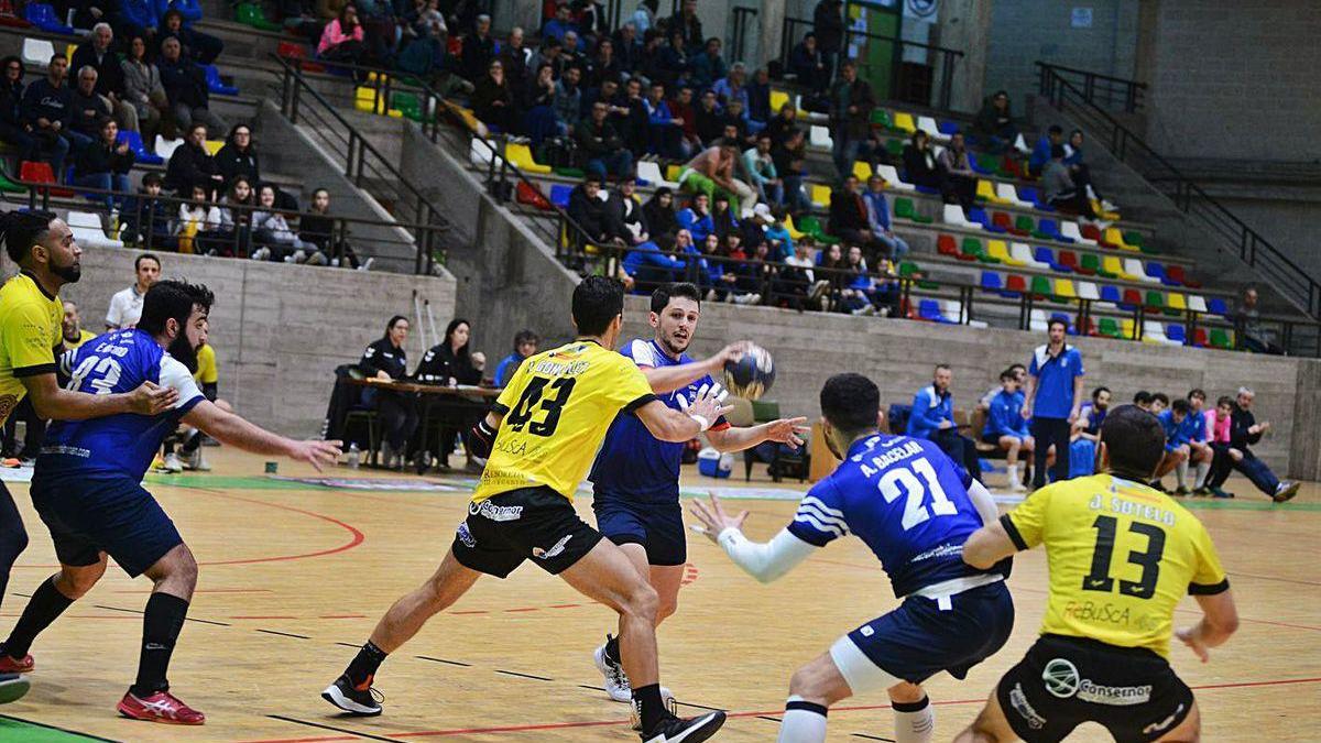 Acción de un partido entre el Bueu Atlético y el Carnes do Ribeiro de la pasada campaña.