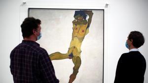 Unos hombres admiran la obra de Egon Schiele, en el Leopold Museum de Viena.