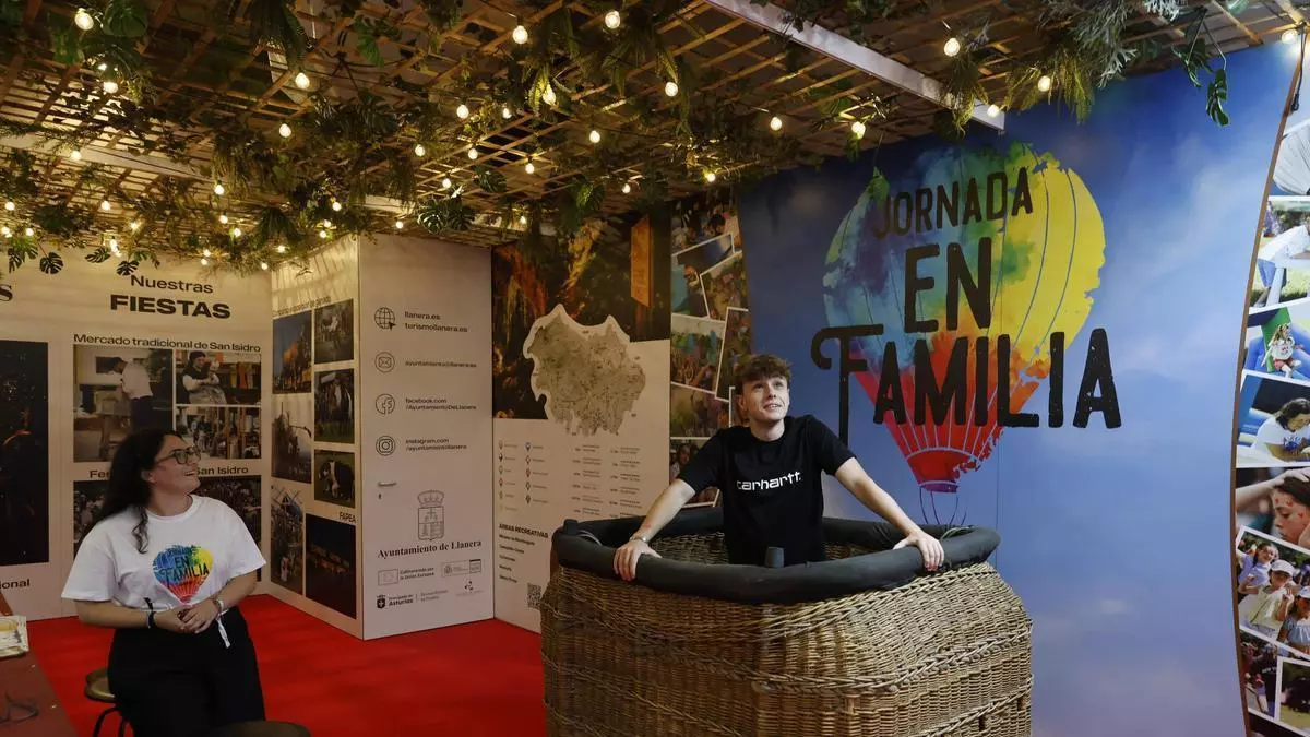 Jubilados y pensionistas de Llanera visitan el stand del municipio en la Feria de Muestras, donde el concejo se promociona como destino de eventos