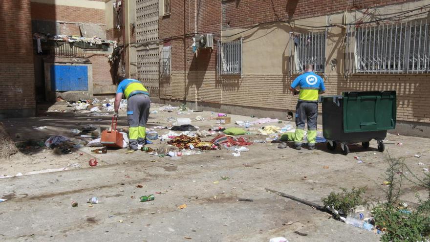Dos barrenderos recogen escombros en los bloques de Santa Rita, en Murcia, en una fotografía de archivo.
