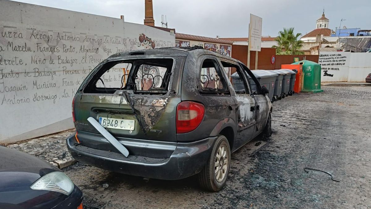 El vehículo de la marca Chrysler calcinado casi por completo.