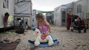 Una niña siria juega en un campo de refugiados griego.