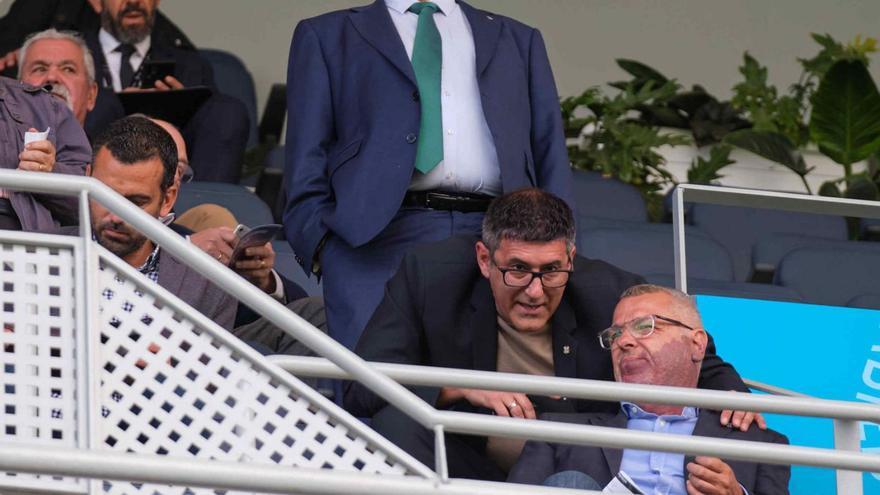 Mauro Pérez y Quique Medina, en el palco del Heliodoro durante el último partido en casa. | | CARSTEN W. LAURITSEN