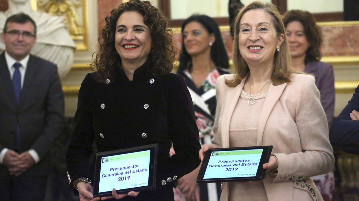 La ministra de Hacienda entrega en el Congreso los Presupuestos para 2019