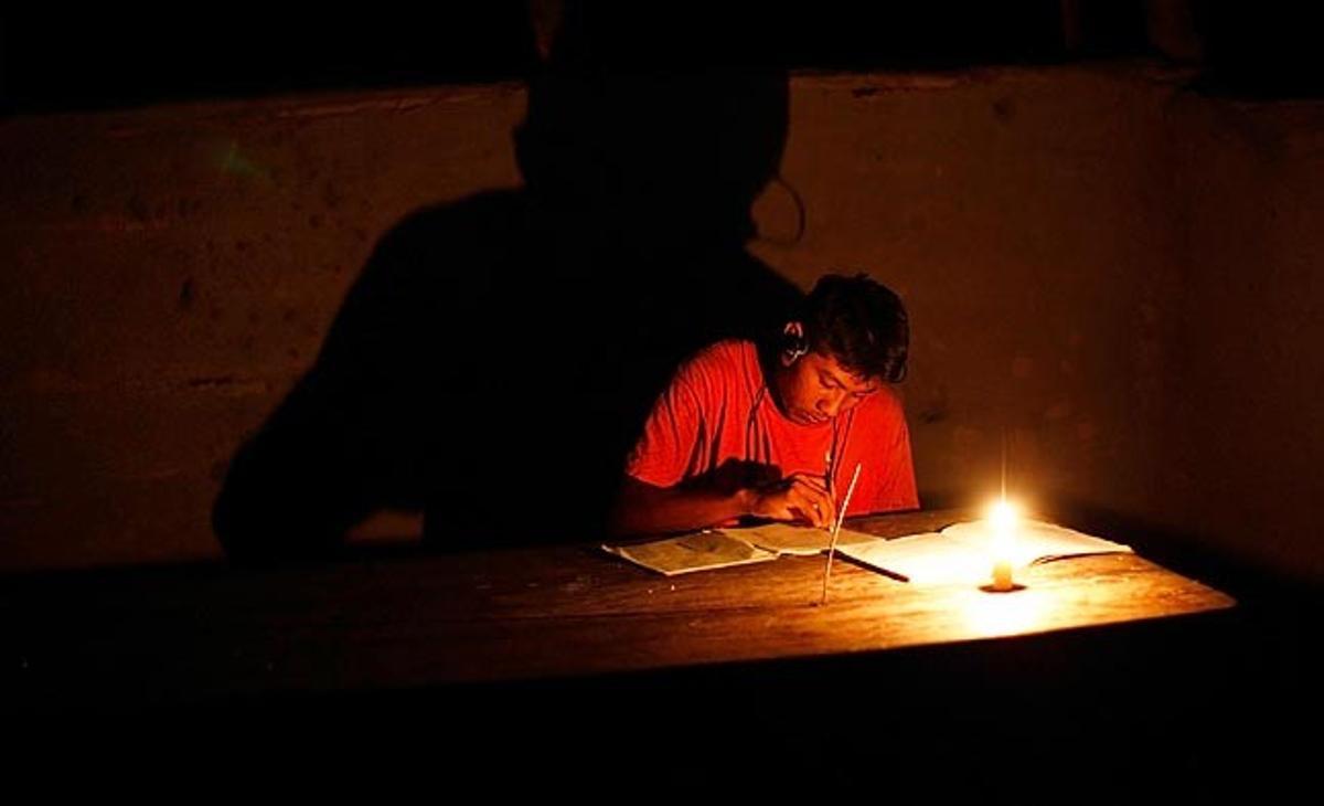 Sereke, un veneçolà que pertany a la tribu indígena dels Piaroa, estudia amb una espelma a la residència de la Universitat Indígena de Veneçuela, a Can Tauca, al sud de l’estat de Bolívar.