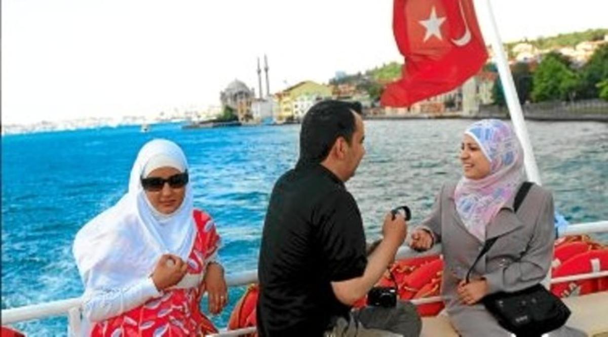 Ciutadans turcs naveguen en una de les múltiples excursions que s’organitzen al Bòsfor.