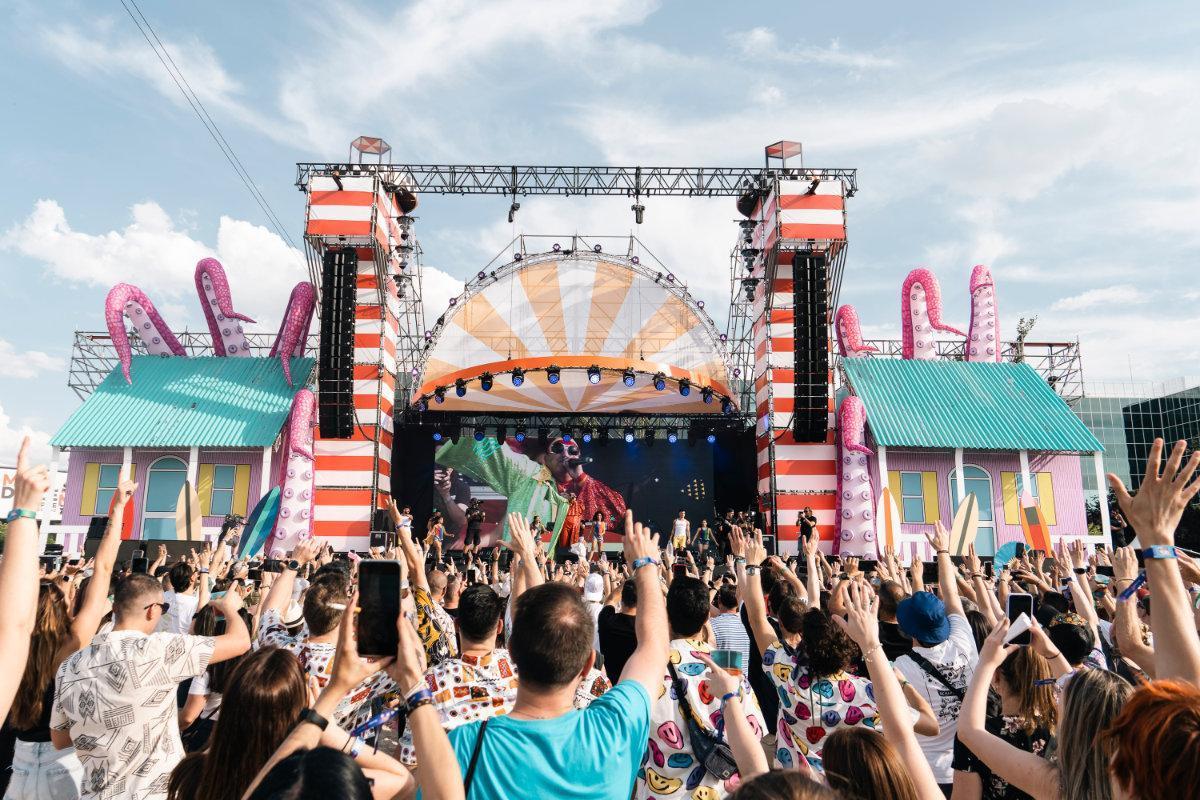 El festival reparte la nostalgia por estilos: el dance europeo, el pop español, los ritmos de verano y el techno cuentan con espacios propios
