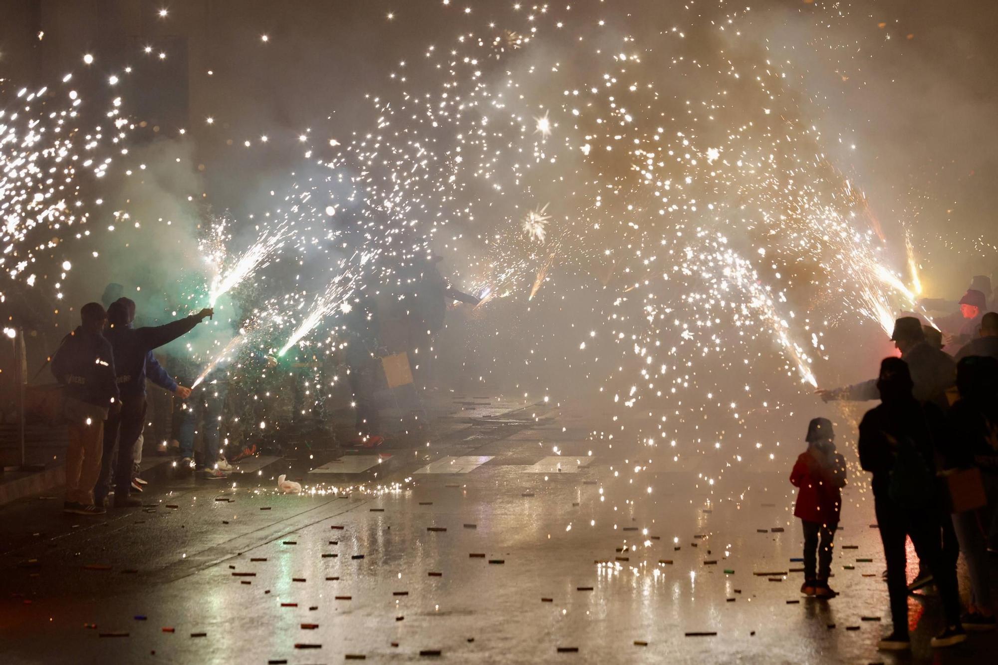 La 'passejà' de Bétera llena las calles de música y fuego por Sant Antoni