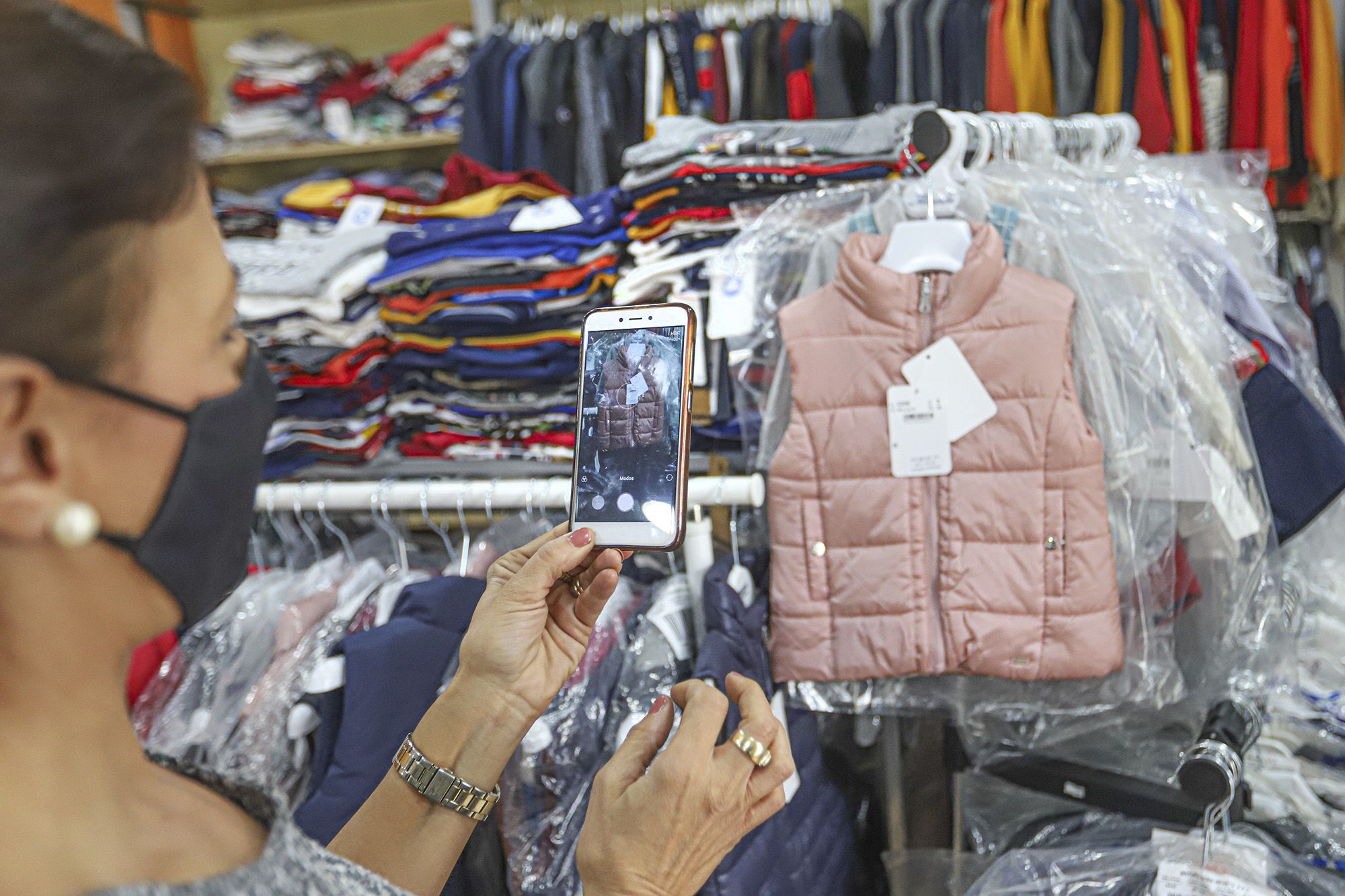 Comercios y bares se unen para servir a domicilio