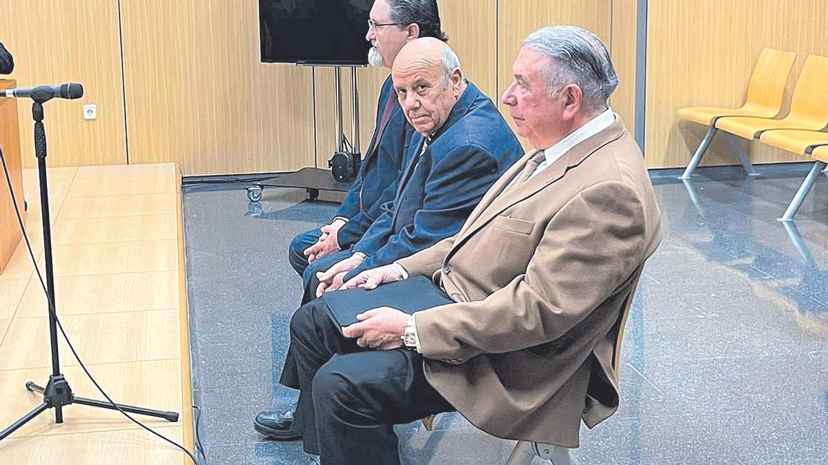 Sancho Sempere junto a Eugenio Cañizares y el secretario, en el juicio celebrado en noviembre.