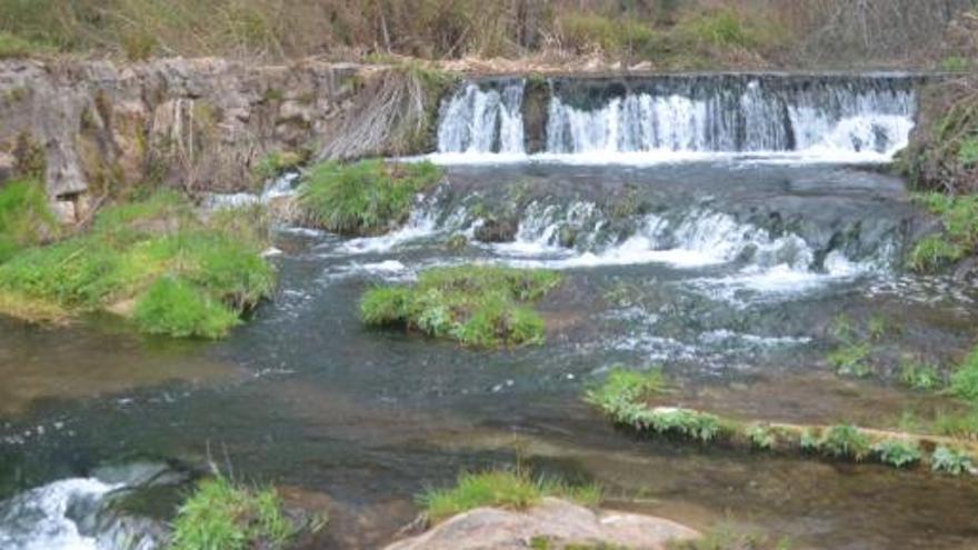 El azud de la Fuente del  Nano interrumpe el curso del río Palancia