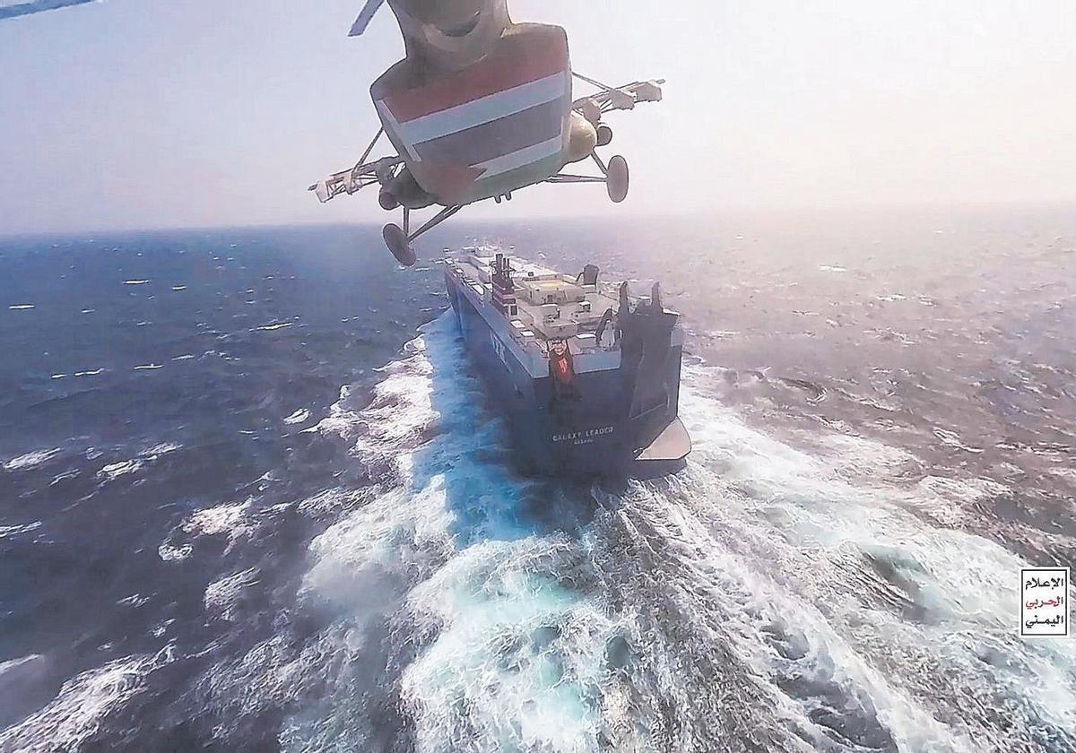 Un helicoptero de los rebeldes hutíes aborda un carguero, el pasado 19 de noviembre, en el mar Rojo.