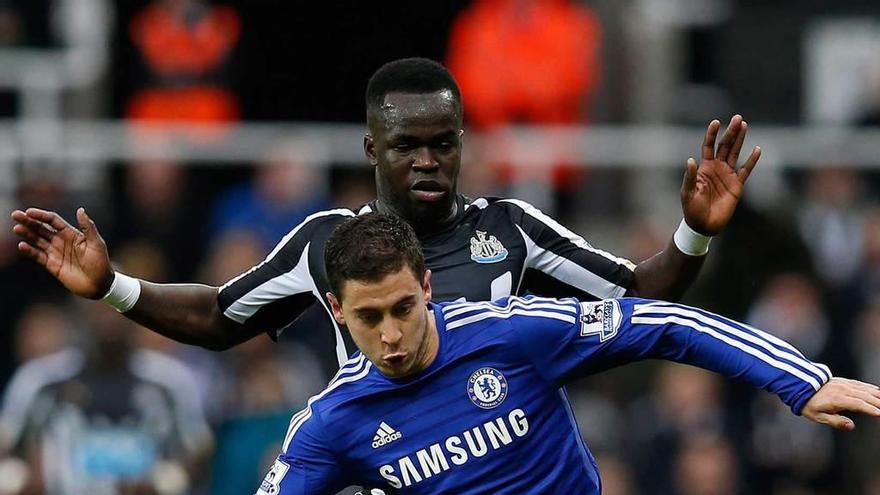 Cheik Tioté presiona al futbolista del Chelsea Hazard en un partido de la Premier League.