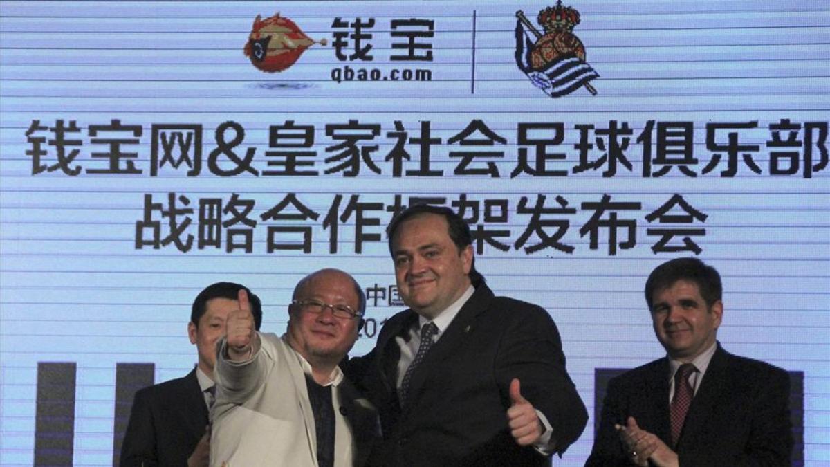 Jon Aperribay y Zhang Xiaolei, durante la presentación del acuerdo de sponsor