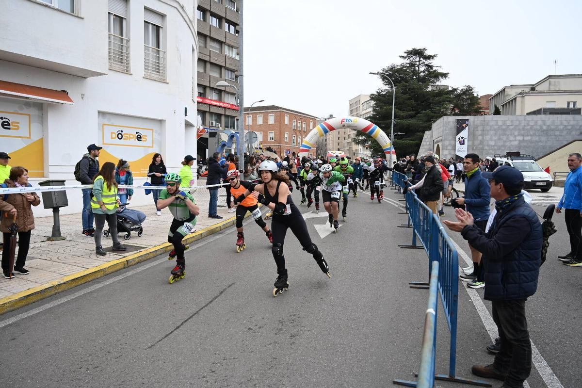 Corredores de la primera edición de la carrera de patines de la Vuelta al Baluarte de Badajoz en enero de 2025.