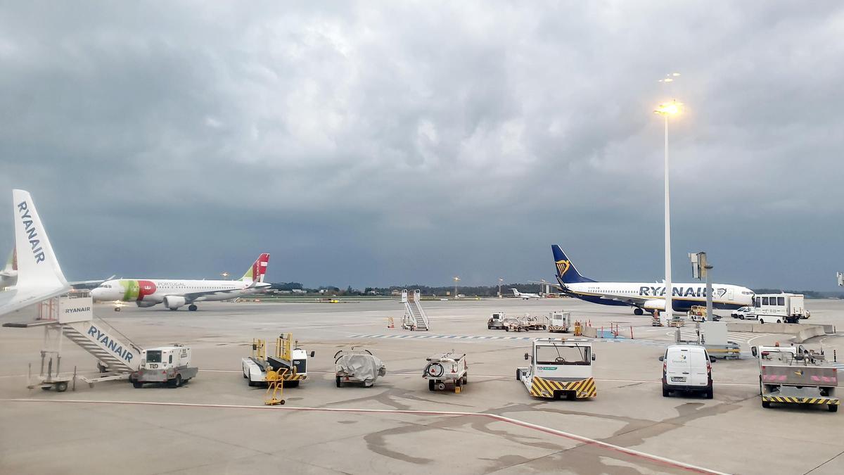 Vista general del aeropuerto de Oporto-Francisco Sá Carneiro, con aviones en la pista de aterrizaje