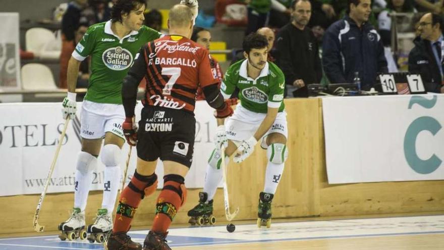 Jordi y Pau Bargalló, de frente, en un partido de la temporada pasada que les enfrentó a su primo Francesc.