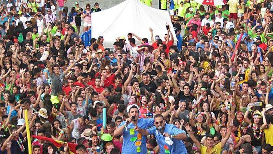 Las peñas durante la tradicional mojada de las Ferias y Fiestas de San Agustín de Toro.