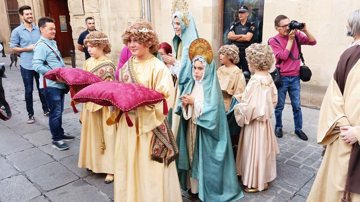 Las Marías y los ángeles, en el cortejo antes de partir hacía la basílica