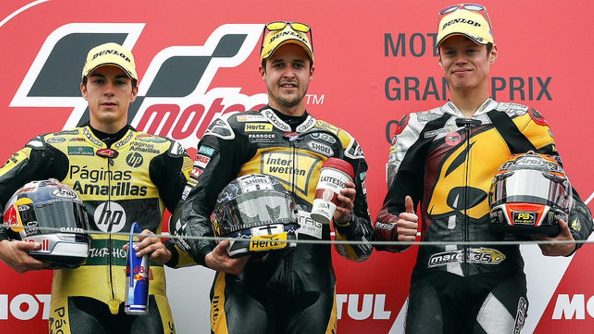 El podio de Moto2 del GP de Japón en Motegi: Thomas Luthi, el ganador, entre Maverick Vinales, segundo, y Esteve 'Tito' Rabat, tercero