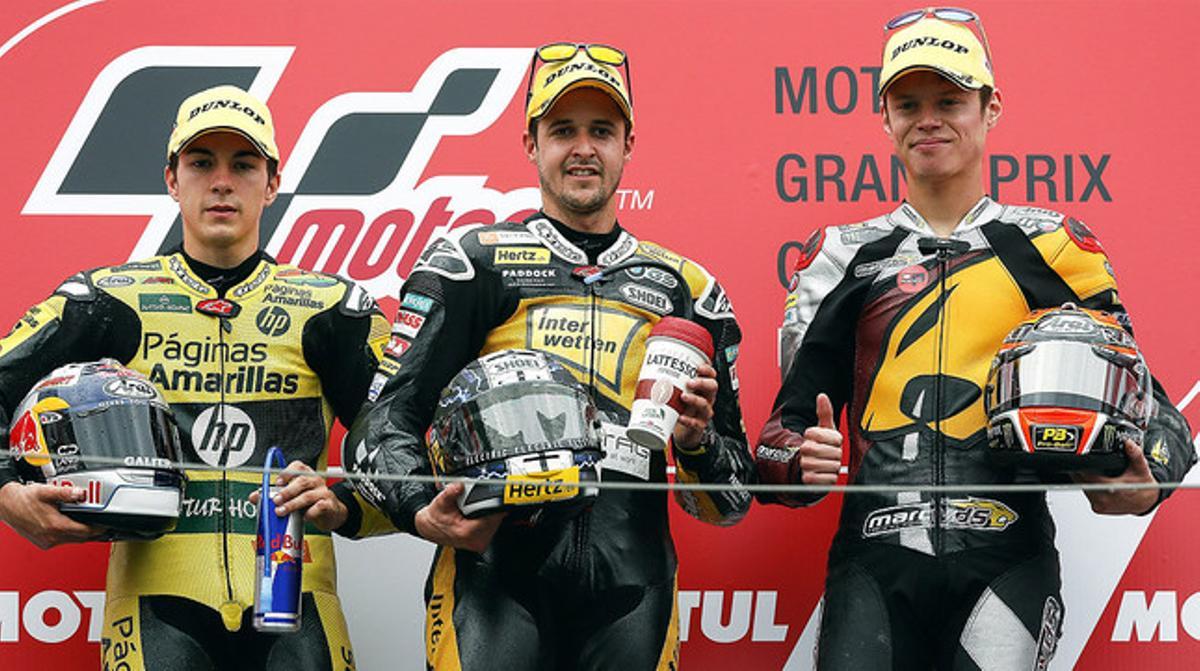 El podi de Moto2 del GP del Japó a Motegi: Thomas Luthi, el guanyador, entre Maverick Vinales, segon, i Esteve ’Tito’ Rabat, tercer. El podi de Moto2 del GP del Japó a Motegi: Thomas Luthi, el guanyador, entre Maverick Vinales, segon, i Esteve ’Tito’ Rabat, tercer.
